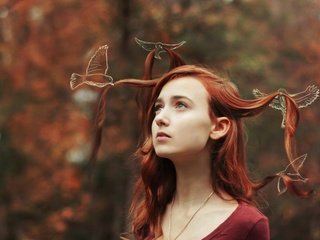 Обои лес, девушка, портрет, рыжая, птицы, волосы, forest, girl, portrait, red, birds, hair разрешение 1920x1200 Загрузить