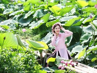 Обои цветы, девушка, улыбка, лето, азиатка, лотосы, flowers, girl, smile, summer, asian, lotus разрешение 2048x1275 Загрузить