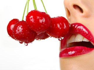 Обои девушка, капли, губы, ягоды, белый фон, вишня, помада, girl, drops, lips, berries, white background, cherry, lipstick разрешение 4000x2678 Загрузить