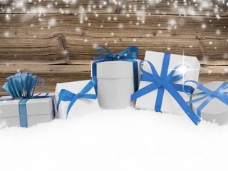 Обои снег, новый год, подарки, рождество, деревянная поверхность, snow, new year, gifts, christmas, wooden surface разрешение 2880x1800 Загрузить