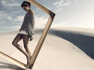 Обои стиль, девушка, песок, модель, ножки, рамка, свитер, style, girl, sand, model, legs, frame, sweater разрешение 1920x1200 Загрузить