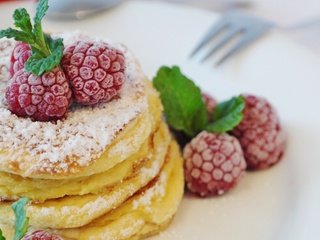 Обои малина, ягоды, завтрак, сахарная пудра, оладьи, raspberry, berries, breakfast, powdered sugar, pancakes разрешение 4743x3077 Загрузить