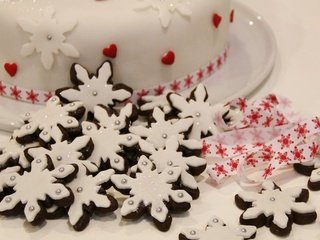 Обои новый год, снежинки, лента, праздник, рождество, печенье, торт, угощение, new year, snowflakes, tape, holiday, christmas, cookies, cake, treat разрешение 2560x1600 Загрузить
