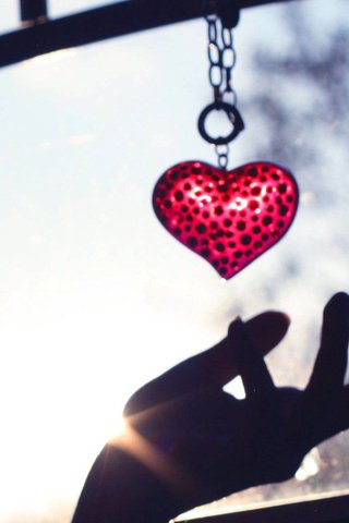 Обои рука, сердце, пальцы, брелок, цепочка, боке, hand, heart, fingers, keychain, chain, bokeh разрешение 1920x1080 Загрузить