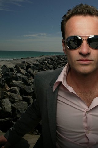 Обои камни, море, актёр, джулиан макмэхон, stones, sea, actor, julian mcmahon разрешение 1920x1440 Загрузить