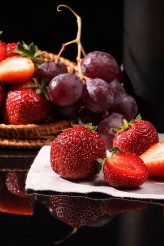 Обои виноград, клубника, ягоды, grapes, strawberry, berries разрешение 1920x1200 Загрузить