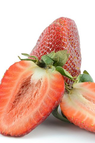 Обои клубника, ягоды, белый фон, дольки, strawberry, berries, white background, slices разрешение 2048x1356 Загрузить