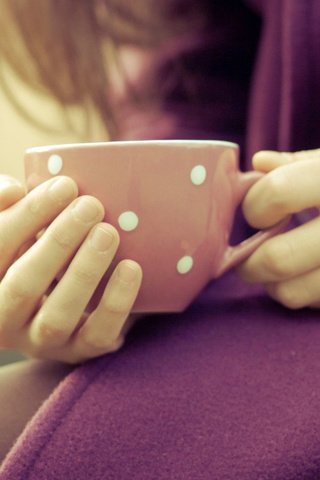 Обои девушка, настроение, руки, чашка, пальцы, пальто, girl, mood, hands, cup, fingers, coat разрешение 2048x1152 Загрузить