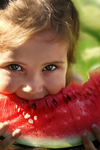 Обои глаза, девочка, арбуз, кушает, eyes, girl, watermelon, eats разрешение 1920x1200 Загрузить