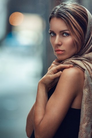 Обои девушка, взгляд, стена, шаль, raed ammari, girl, look, wall, shawl разрешение 2048x1365 Загрузить