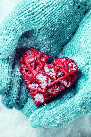 Обои снег, зима, сердце, любовь, руки, перчатки, snow, winter, heart, love, hands, gloves разрешение 5000x4450 Загрузить