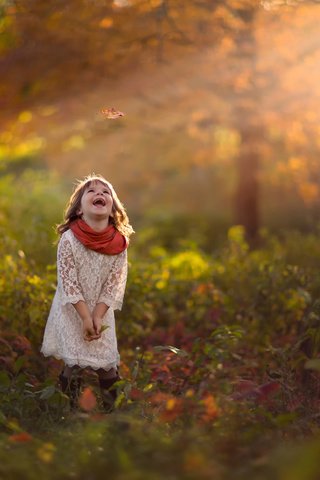 Обои лес, осень, девочка, лист, смех, forest, autumn, girl, sheet, laughter разрешение 2048x1455 Загрузить