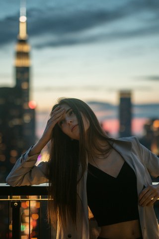 Обои девушка, фон, город, волосы, лицо, girl, background, the city, hair, face разрешение 2048x1365 Загрузить