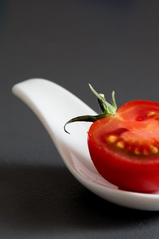 Обои макро, овощи, помидор, ложка, половинка, macro, vegetables, tomato, spoon, half разрешение 2048x1366 Загрузить
