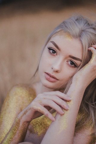 Обои девушка, блондинка, портрет, модель, волосы, лицо, блестки, girl, blonde, portrait, model, hair, face, sequins разрешение 2880x1922 Загрузить