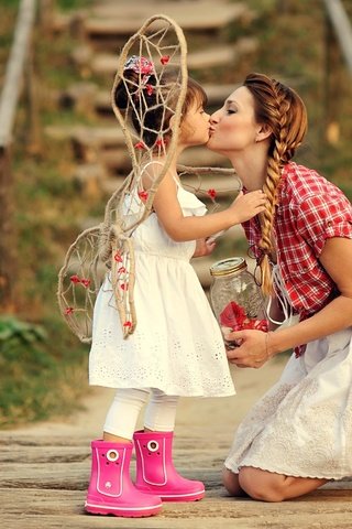 Обои мост, девочка, любовь, ребенок, мама, поцелуй, bridge, girl, love, child, mom, kiss разрешение 2560x1695 Загрузить