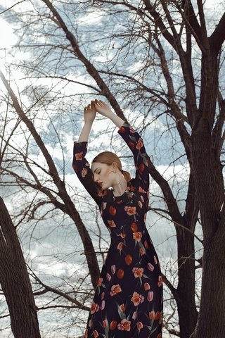 Обои деревья, девушка, платье, поза, модель, лицо, руки, trees, girl, dress, pose, model, face, hands разрешение 2048x1365 Загрузить