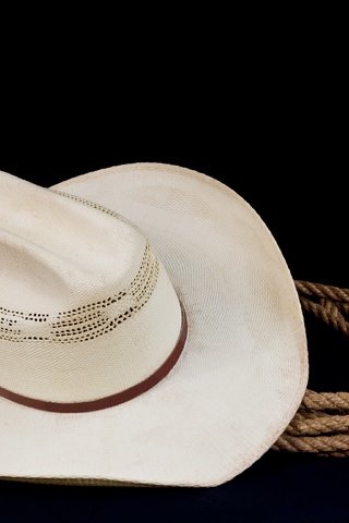 Обои черный фон, кожа, веревка, шляпа, ушанка, лассо, ковбойская шляпа, black background, leather, rope, hat, lasso, cowboy hat разрешение 3888x2592 Загрузить
