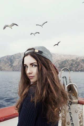 Обои озеро, девушка, лодка, птицы, чайки, бейсболка, lake, girl, boat, birds, seagulls, baseball cap разрешение 2048x1323 Загрузить