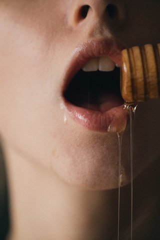 Обои девушка, еда, губы, лицо, мед, girl, food, lips, face, honey разрешение 2048x1365 Загрузить