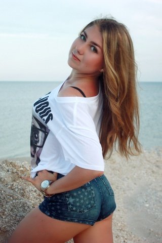 Обои девушка, блондинка, пляж, взгляд, волосы, girl, blonde, beach, look, hair разрешение 2000x1333 Загрузить