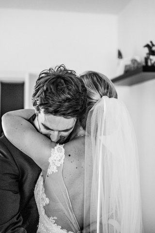 Обои чёрно-белое, любовь, свадьба, невеста, свадебное платье, black and white, love, wedding, the bride, wedding dress разрешение 3008x2008 Загрузить