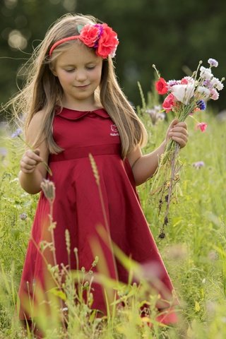 Обои цветы, природа, платье, лето, дети, девочка, волосы, лицо, flowers, nature, dress, summer, children, girl, hair, face разрешение 7360x4912 Загрузить