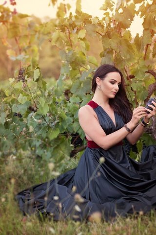 Обои девушка, виноград, платье, брюнетка, взгляд, волосы, girl, grapes, dress, brunette, look, hair разрешение 2048x1365 Загрузить