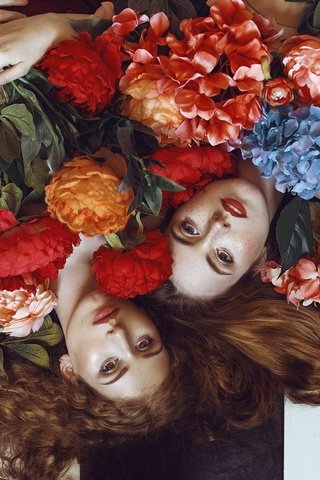 Обои цветы, взгляд, девушки, волосы, лица, макияж, модели, mara saiz, flowers, look, girls, hair, face, makeup, model разрешение 2048x1365 Загрузить