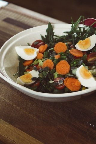 Обои зелень, овощи, морковь, яйцо, салат, greens, vegetables, carrots, egg, salad разрешение 2880x1920 Загрузить