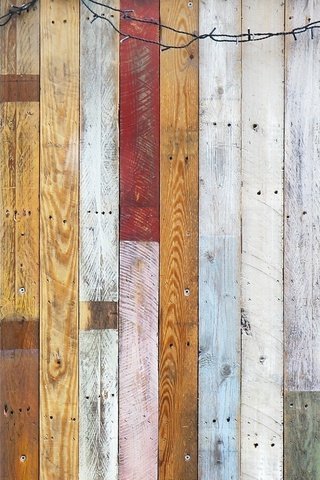 Обои цвет, стена, забор, доски, гирлянда, деревянная поверхность, color, wall, the fence, board, garland, wooden surface разрешение 1920x1080 Загрузить