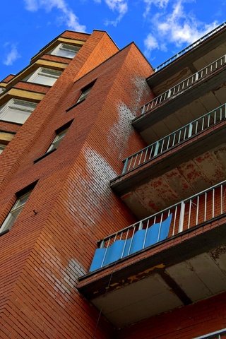 Обои город, дом, архитектура, кирпич, балкон, the city, house, architecture, brick, balcony разрешение 5052x2792 Загрузить