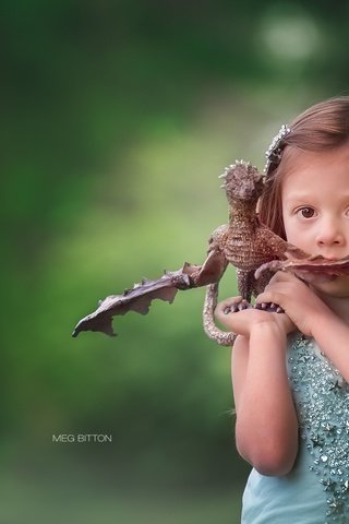 Обои фон, взгляд, девочка, игрушка, дракончик, background, look, girl, toy, dragon разрешение 2048x1359 Загрузить