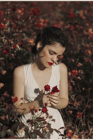 Обои цветы, девушка, взгляд, волосы, губы, лицо, mara saiz, flowers, girl, look, hair, lips, face разрешение 2048x1366 Загрузить