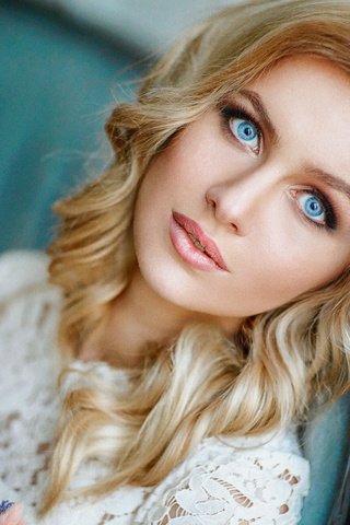 Обои девушка, блондинка, взгляд, волосы, лицо, голубые глаза, girl, blonde, look, hair, face, blue eyes разрешение 1920x1200 Загрузить