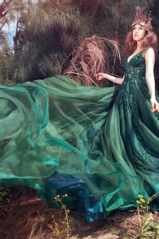 Обои природа, стиль, девушка, корона, азиатка, зеленое платье, nature, style, girl, crown, asian, green dress разрешение 2048x1105 Загрузить