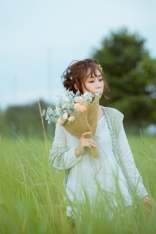 Обои цветы, трава, девушка, волосы, букет, губы, лицо, азиатка, flowers, grass, girl, hair, bouquet, lips, face, asian разрешение 2048x1244 Загрузить