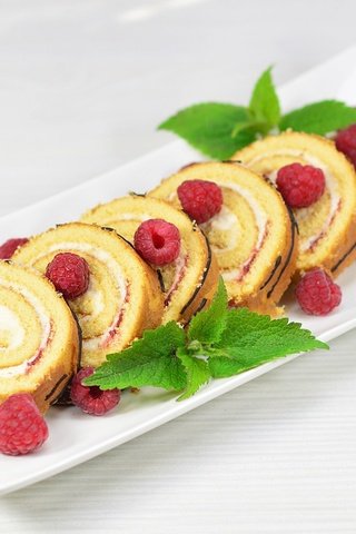 Обои мята, малина, ягоды, выпечка, десерт, рулет, крем, mint, raspberry, berries, cakes, dessert, roll, cream разрешение 2100x1335 Загрузить