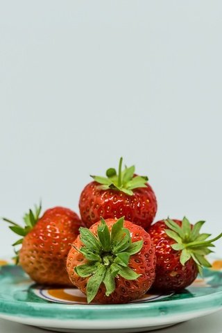 Обои фон, клубника, блюдце, ягоды, background, strawberry, saucer, berries разрешение 2048x1242 Загрузить