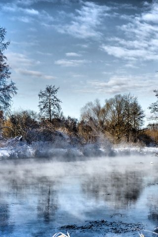 Обои небо, облака, деревья, река, снег, зима, туман, иней, the sky, clouds, trees, river, snow, winter, fog, frost разрешение 2560x1600 Загрузить