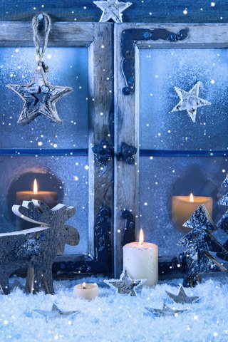 Обои снег, снегопад, свечи, олень, звезды, окно, елочки, рождество, украшение, snow, snowfall, candles, deer, stars, window, christmas trees, christmas, decoration разрешение 5120x2880 Загрузить