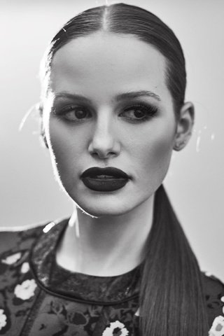 Обои девушка, madelaine petsch, мэделин петш, портрет, взгляд, чёрно-белое, губы, лицо, актриса, макияж, girl, madeline pets, portrait, look, black and white, lips, face, actress, makeup разрешение 2048x1365 Загрузить