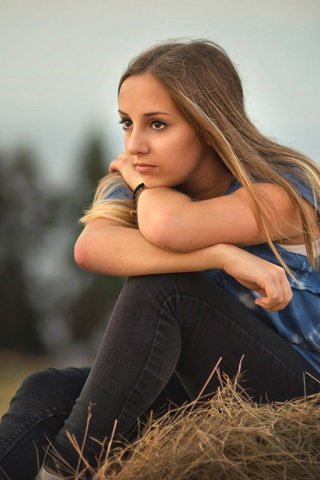 Обои девушка, настроение, взгляд, джинсы, волосы, лицо, боке, girl, mood, look, jeans, hair, face, bokeh разрешение 2048x1366 Загрузить