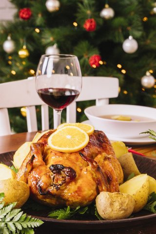 Обои ель, вино, бокалы, праздник, курица, картофель, spruce, wine, glasses, holiday, chicken, potatoes разрешение 2112x1188 Загрузить
