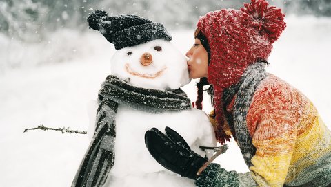 Обои снег, зима, девушка, снеговик, поцелуй, snow, winter, girl, snowman, kiss разрешение 1920x1200 Загрузить