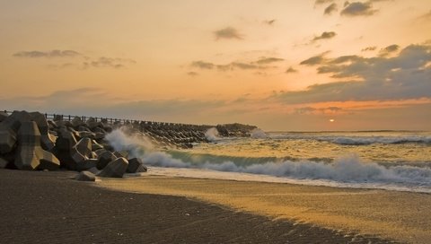 Обои солнце, берег, волны, закат, море, песок, причал, misawa, the sun, shore, wave, sunset, sea, sand, pier разрешение 2560x1600 Загрузить