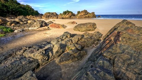 Обои камни, море, песок, пляж, stones, sea, sand, beach разрешение 2560x1600 Загрузить