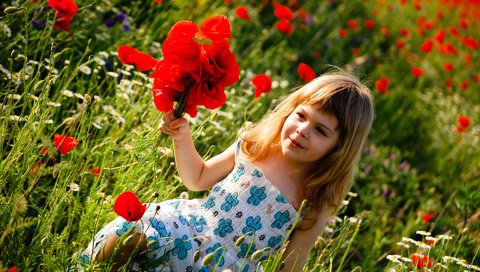 Обои цветы, поле, лето, дети, девочка, ребенок, счастье, детство, flowers, field, summer, children, girl, child, happiness, childhood разрешение 1920x1285 Загрузить