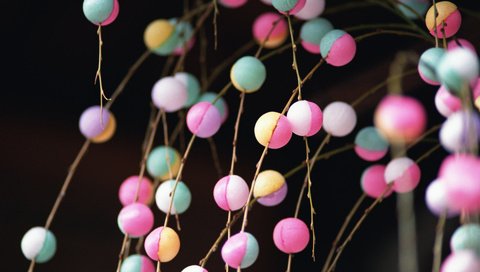 Обои ветки, разноцветные, шарики, черный фон, нитки, branches, colorful, balls, black background, thread разрешение 1920x1200 Загрузить