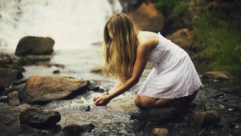 Обои вода, камни, девушка, блондинка, ручей, water, stones, girl, blonde, stream разрешение 2560x1600 Загрузить